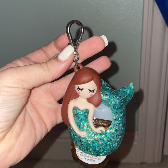 Bath and body works Hand sanitizer keychain holder - Picture 4 of 6